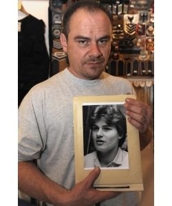 Andreas Krieger en la actualidad, posando con un retrato suyo de joven